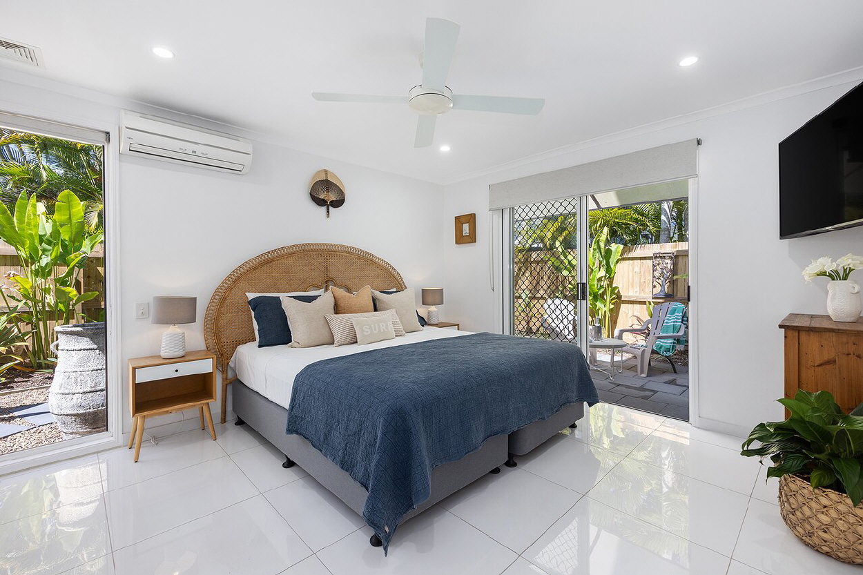 noosa outrigger beach resort bedroom