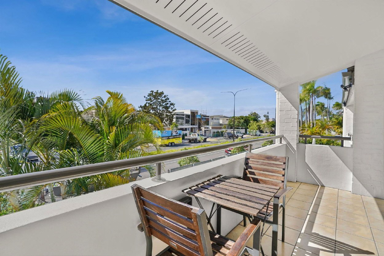 noosa parade holiday inn balcony