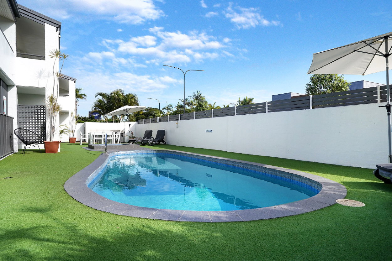 noosa parade holiday inn pool